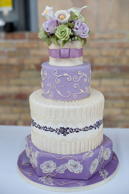 Нежный фиолетово-белый свадебный торт