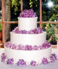 Свадебный торт с сиреневыми цветами гортензии