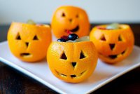 Фруктовый десерт на Хеллоуин в апельсиновых корзинках