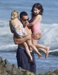 Адам Сэндлер с дочерьми на пляже