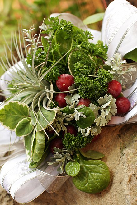 Букет  невесты из овощей: красный виноград