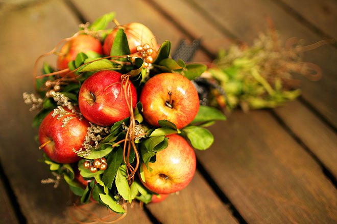 Букет невесты из овощей: красные яблоки
