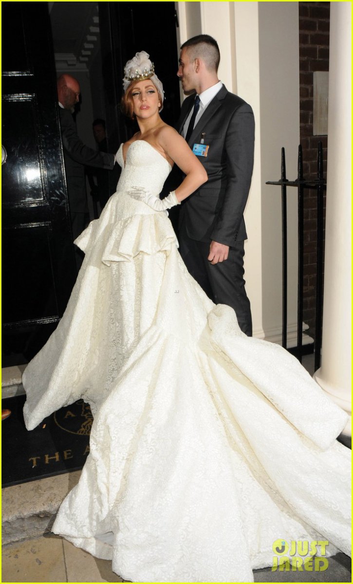 Леги Гага в свадебном платье на афтепати по случаю окончания Паралимпийских игр