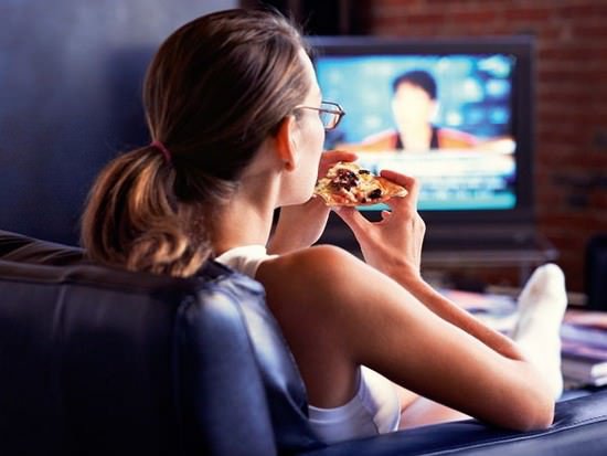 Несколько способов похудеть: еда перед телевизором