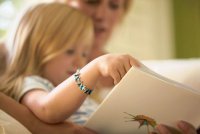 Как привить ребенку любовь к чтению: книги в доме