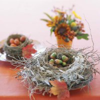 Оформление стола для осенней свадьбы: желуди и гнезда
