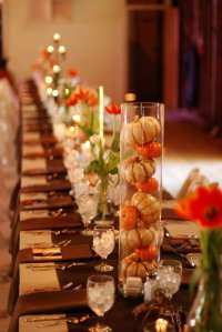 Оформление стола для осенней свадьбы: маленькие тыквы и цветы