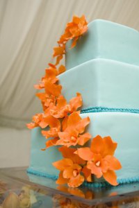 Голубой свадебный торт с оранжевыми цветами
