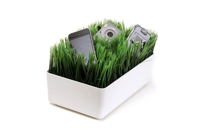 Необычные аксессуары для iPhone: Grassy Lawn Charging Station
