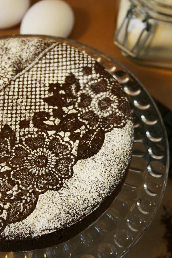 Красивая идея для украшения торта: кружева