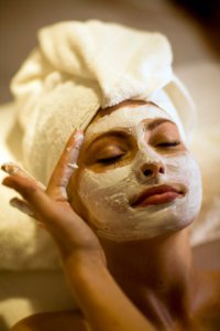 Как убрать жирный блеск лица: маски для лица