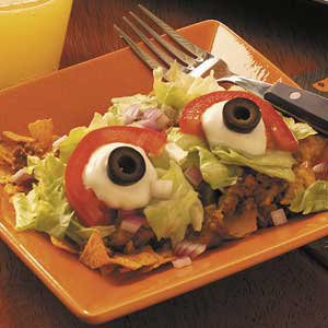 Блюда на Хэллоуин: салат тако с глазами