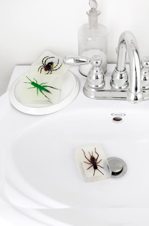 Мыло с жуками - оригинальное украшение ванной на Хэллоуин