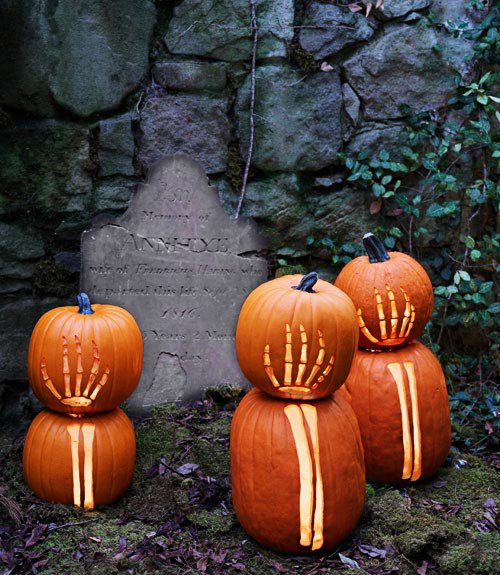 Идеи для дома на Хэллоуин: страшные руки скелетов