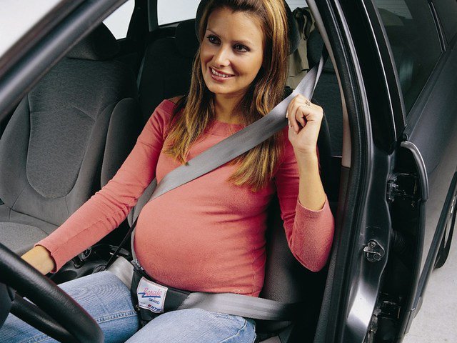 Как безопасно ездить? Беременная женщина за рулем