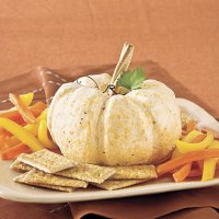Блюда на Хэллоуин: сырный шар в виде белой тыквы