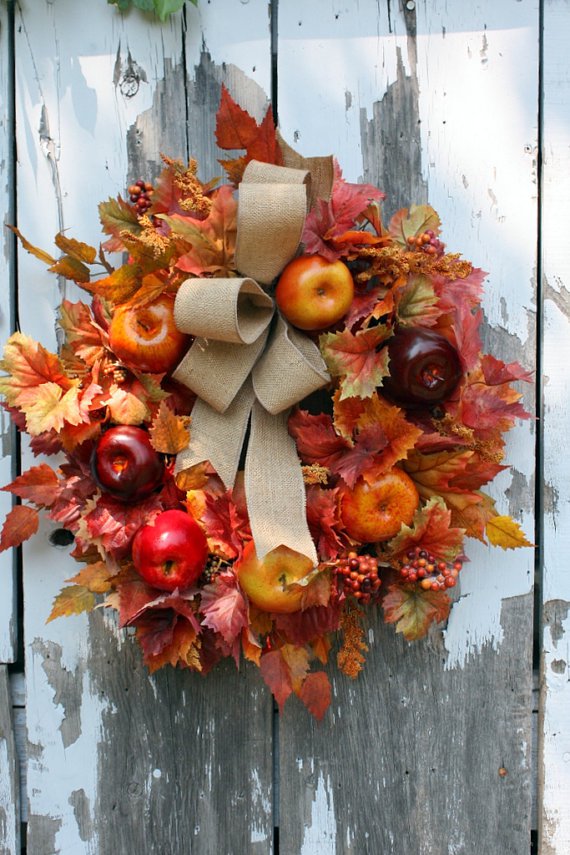 Осенний венок на дверь с яблоками и листьями
