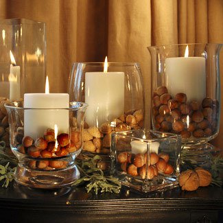 Идеи новогоднего декора: свечи в подсвечниках с орехами