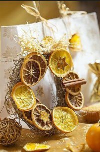 Красивый рождественский венок из сушеных апельсинов и лимонов