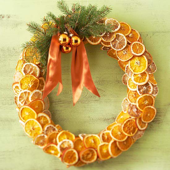Рождественский венок из высушенных апельсинов