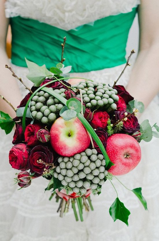 Букет невесты из овощей и фруктов: краснобокие яблоки