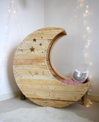 Идея для интерьера детской комнаты: кровать-полумесяц