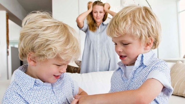 Почему дети ссорятся: родительское внимание