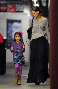 Кэти Холмс с дочерью Сури в метро