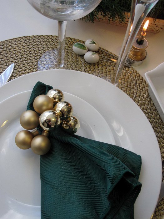 Новогодняя сервировка стола: зеленый и золотой