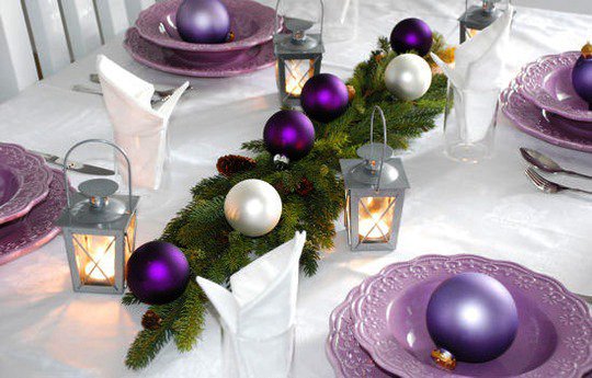 Идея новогоней сервировки стола: фиолетовый