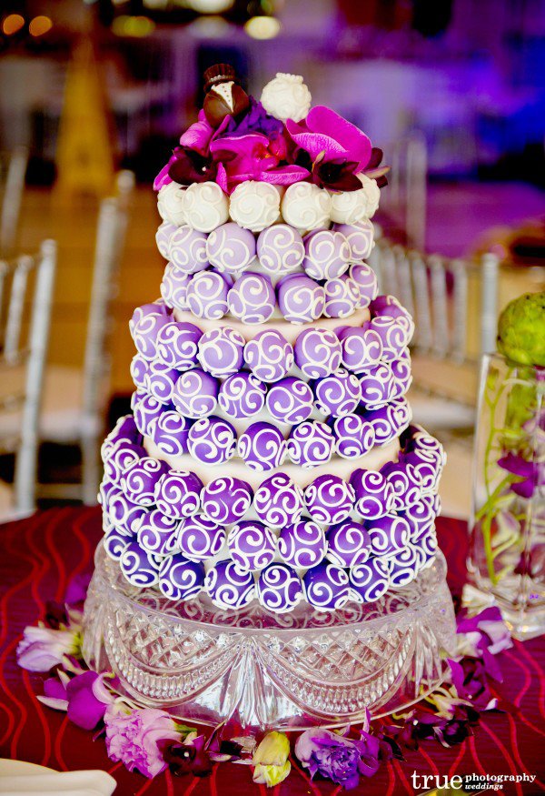 Свадебный торт с фиолетовыми шариками