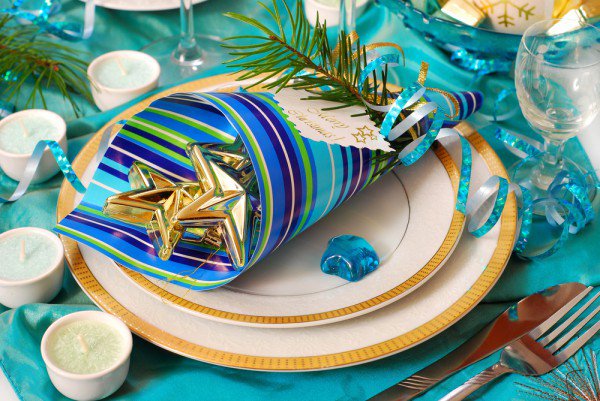 Новогодняя сервировка стола: яркие цвета
