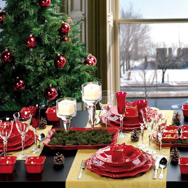 Сервировка новогоднего стола в красно-зеленой цветовой гамме