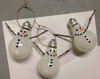 Поделки на Новый год: снеговики из лампочек