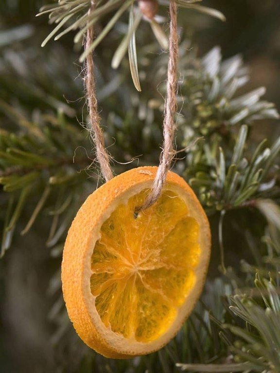 Игрушка на елку из дольки апельсина