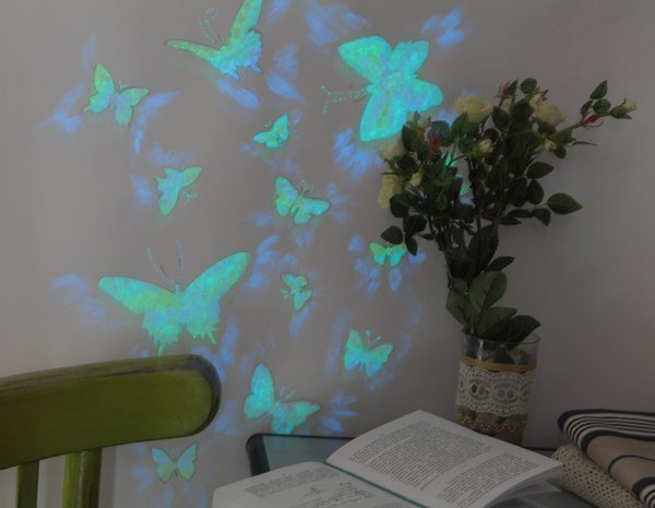 Светящиеся бабочки на стене