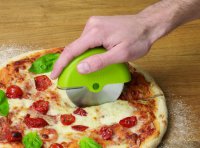 Кухонный инвентарь: дисковый нож для разрезания пиццы, пирогов