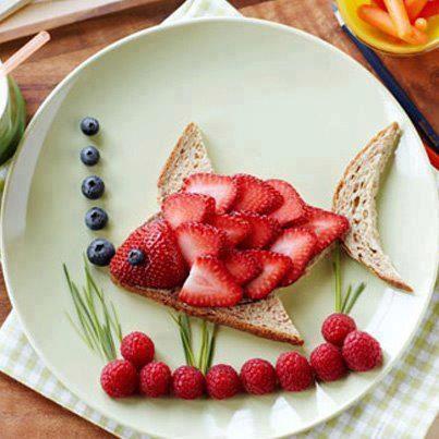 Идея ягодного завтрака для ребенка