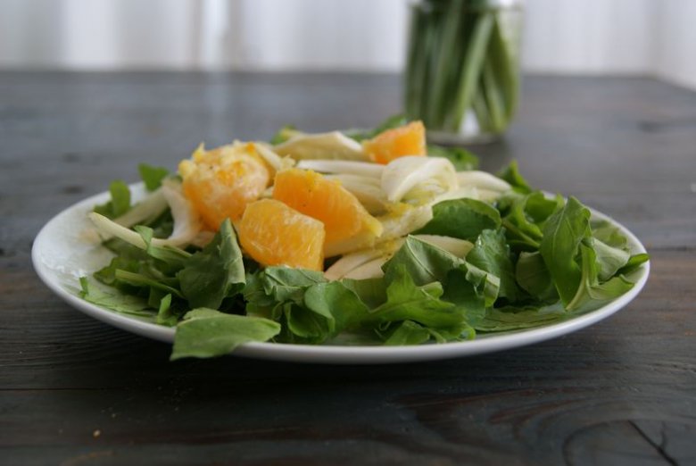 Салат с апельсинами, рукколой и фенхелем