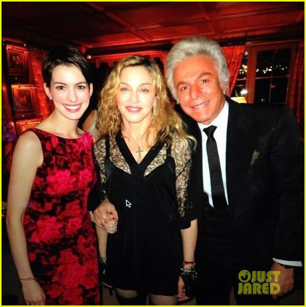 Мадонна и Энн Хэтэуэй на новогодней вечеринке Valentino