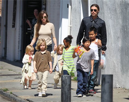 Дети Анджелины Джоли случайно вызвали домой наряд полиции и вертолет