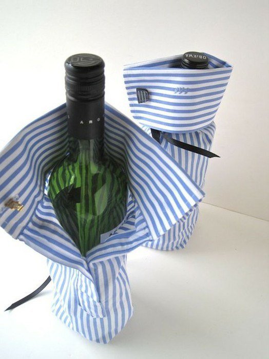 Креативная идея упаковки бутылки в рукав рубашки