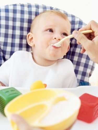 Как вводить твердую пищу в рацион ребенка: 8-12 месяцев