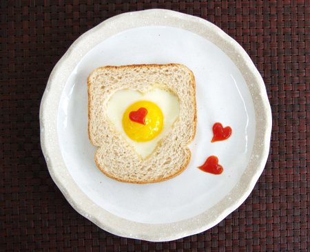 Романтический завтрак на День святого Валентина: яйцо в хлебе