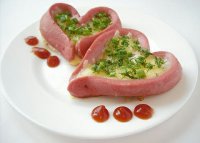 Романтический завтрак на День святого Валентина: яйца с сосиской