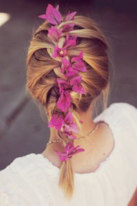 Романтическая коса с цветами