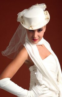Свадебные головные уборы для зимы: шляпка невесты