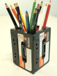 Подставка для карандашей из старых кассет