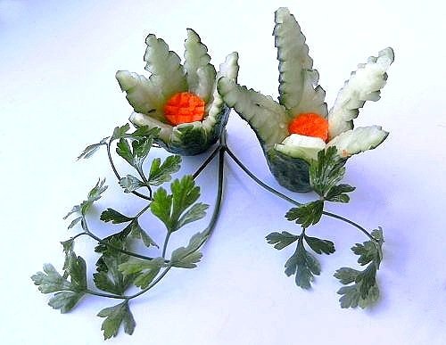 Искусство карвинга: цветочек из огурца и моркови