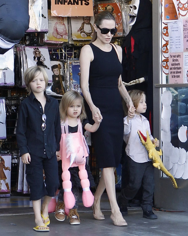 Дети Анджелины Джоли не дают свей маме страдать звездной болезнью